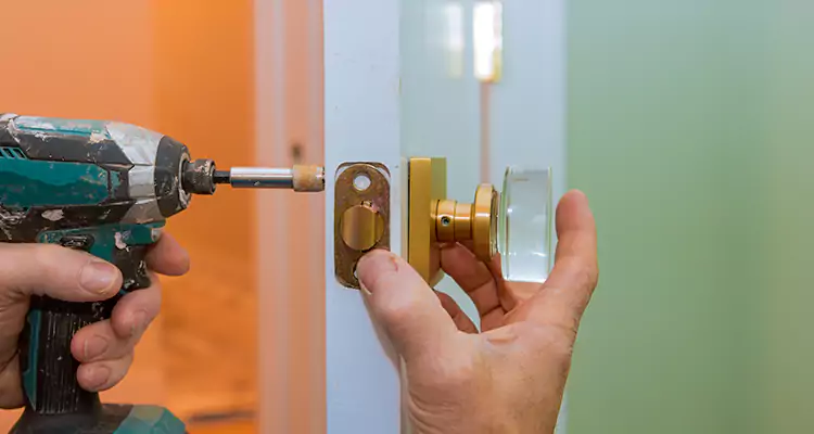 Broken Door Knob Fix in Palm Beach Gardens, FL